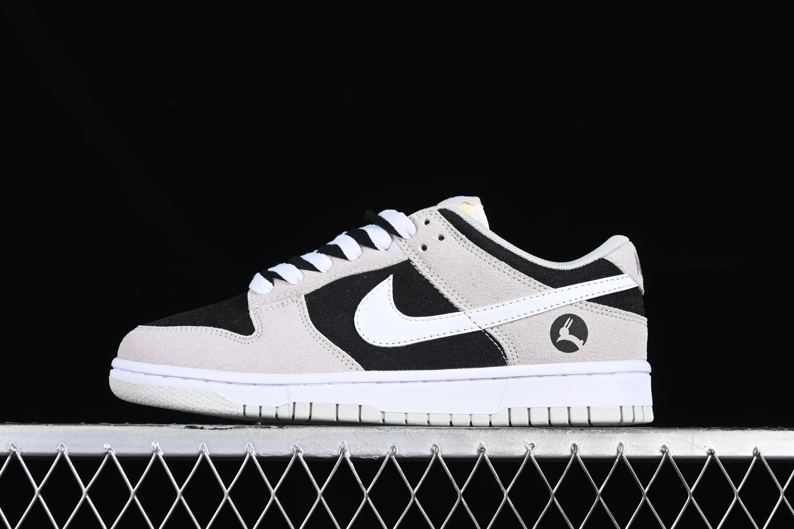 All Categories Nk SB Dunk Series Nk SB Dunk Low Low-top sneakers Cost-effective version Nk Dunk Low Retro "Vast Grey" Black and gray rabbit SB low-top sports and leisure sneakers DD8338-001